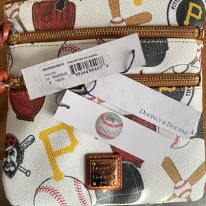EUC MLB Dooney Pirates N S Triple zip crossbody